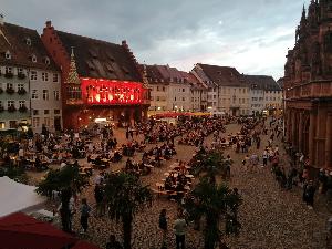 Weinsommer begeistert Besucher auf Münsterplatz Freiburg