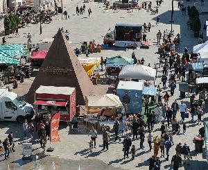 DAS FEST-Citymobil macht Halt auf dem Pyramidenmarkt